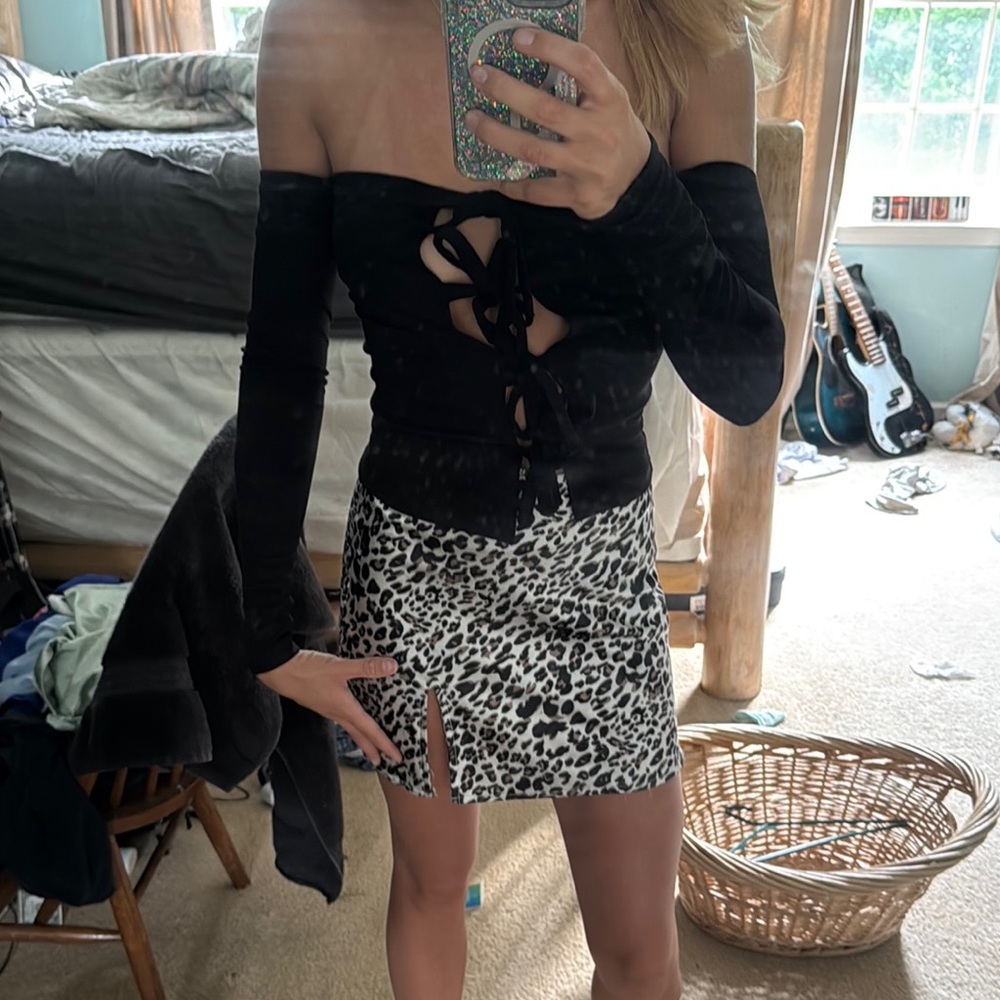 Elegant Black Off-Shoulder Top - Picture 6 of 6